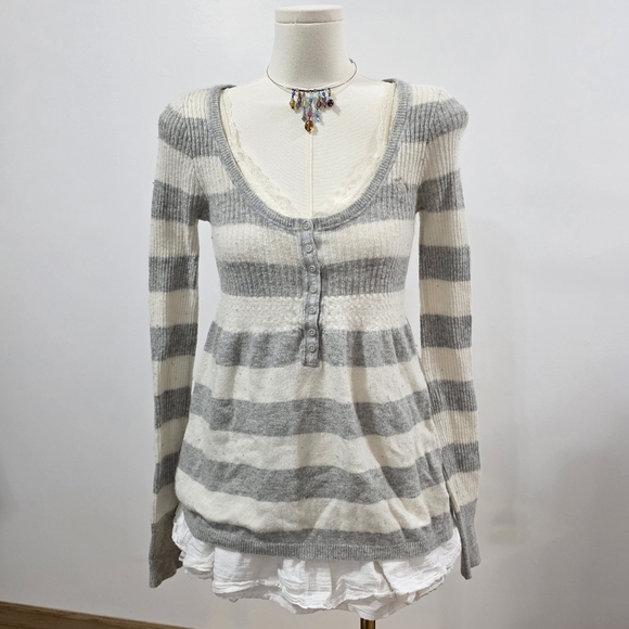 Abercrombie grey and white vintage long sleeve knit babydoll top